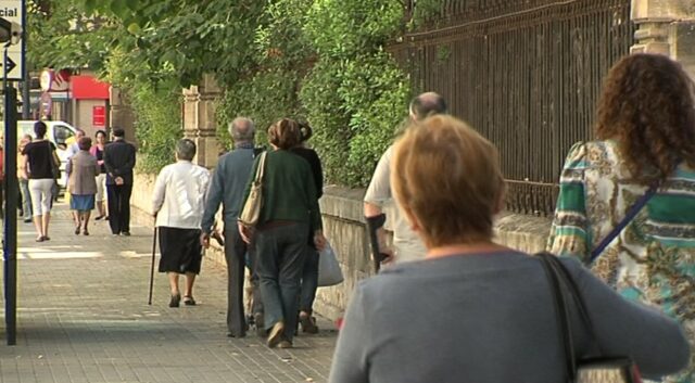 Vàries persones caminen a l'entrada del futur Centre Residencial El Teix a l'Alameda Camilo Sesto d'Alcoi